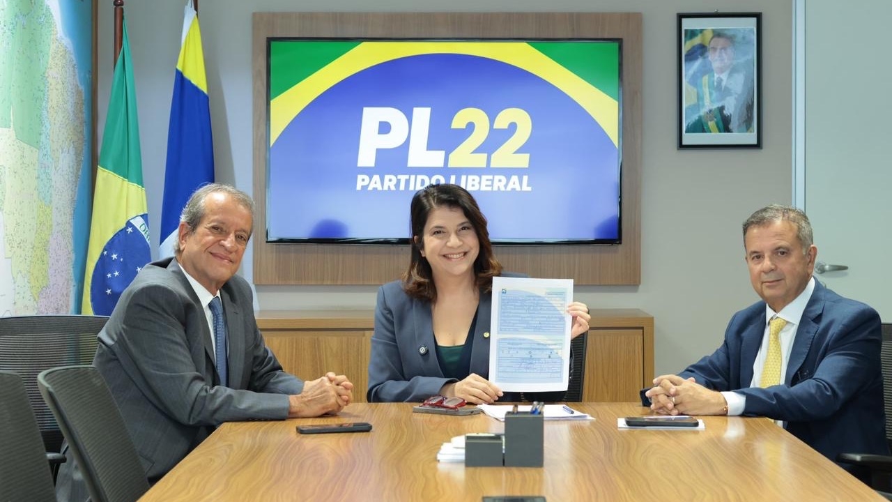 Carla Dickson assina filiação ao PL em Brasília