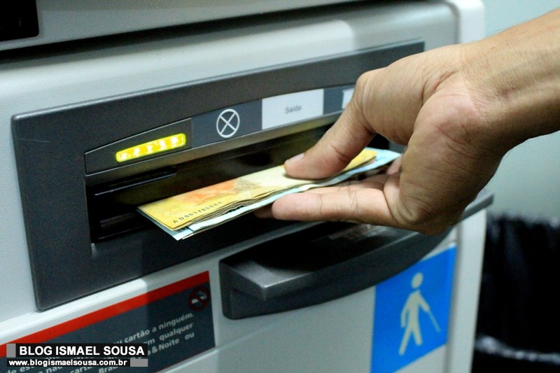 Governo anuncia pagamento de servidores que ganham atÃ© R$ 4 mil