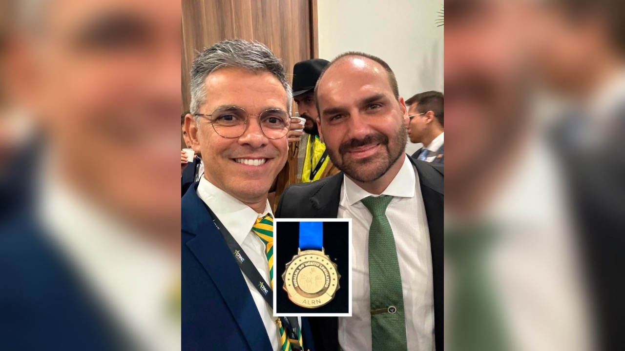 Coronel Azevedo concede medalha do mérito de Direitos Humanos a Eduardo Bolsonaro