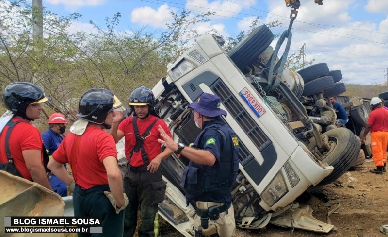 Carreta tomba na RN-427 e dois homens morrem entre Acari e Currais Novos