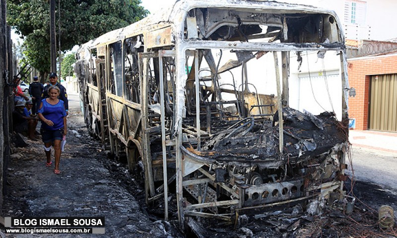 Dezesseis Ã´nibus sÃ£o incendiados na regiÃ£o metropolitana de Fortaleza