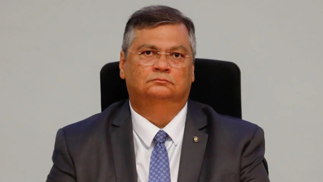 Dino se complica cada vez mais