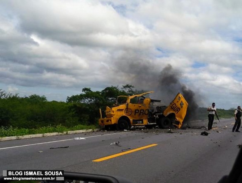 Bandidos explodem carro-forte na BR-304 entre MossorÃ³ e AssÃº