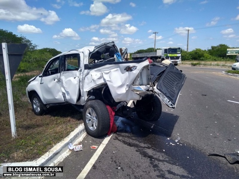 Grave acidente no acesso Ã  GuamarÃ© deixa ao menos dois mortos