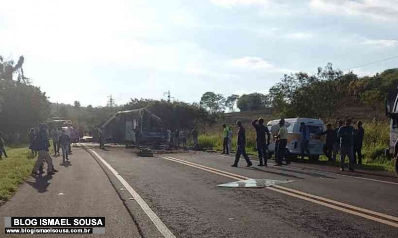 Chega a 41 nÃºmero de mortos em acidente com Ã´nibus e caminhÃ£o em SÃ£o Paulo