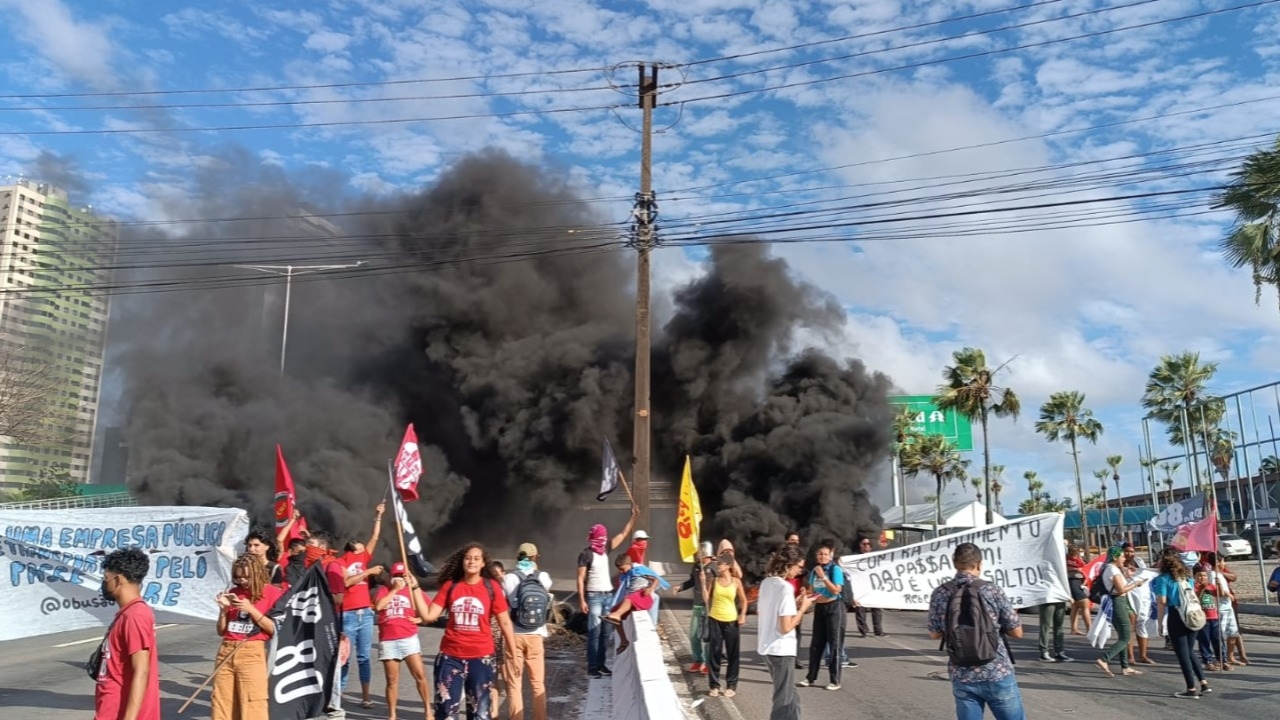 Vandalismo contra aumento da tarifa de ônibus provoca caos em Natal