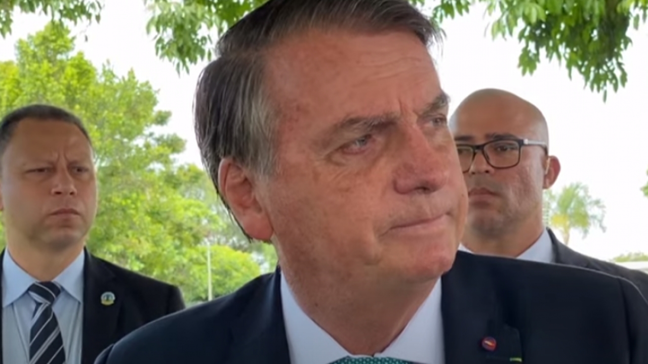 Bolsonaro viaja nesta noite para a Rússia e diz torcer pela paz