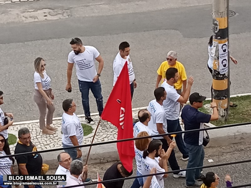 Alysson Bezerra tenta se aproximar do eleitorado de esquerda durante protesto