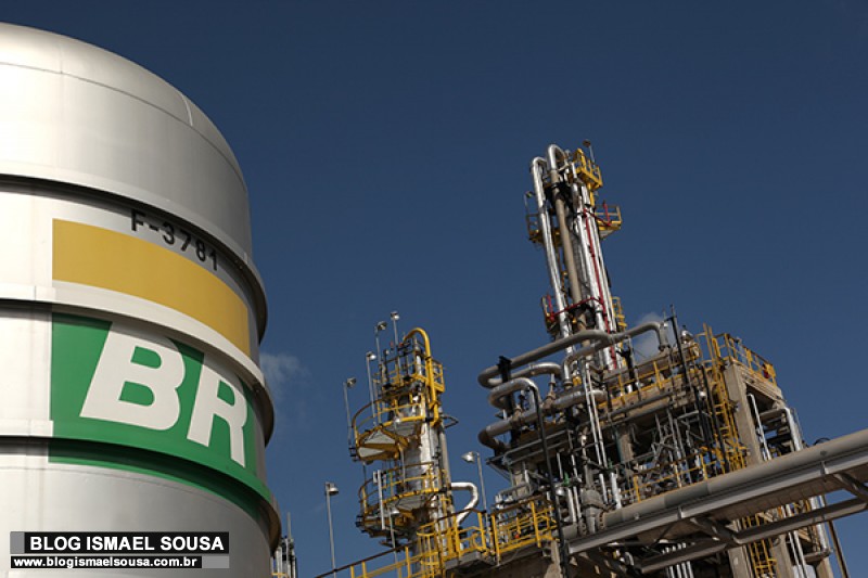 Petrobras reduz em dez centavos o preço da gasolina para distribuidoras