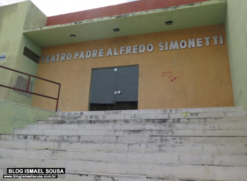 Abandono: lixo, baratas e teias de aranhas no Teatro Alfredo Simonetti