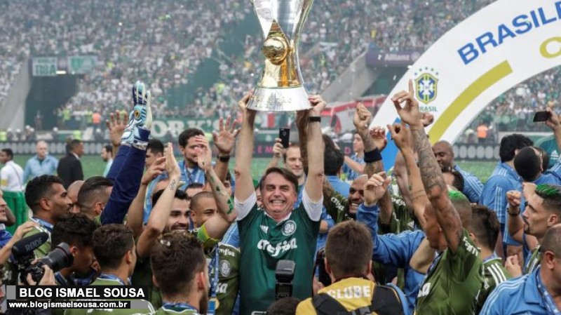 Bolsonaro entrega taÃ§a de campeÃ£o ao Palmeiras e Ã© ovacionado pela multidÃ£o