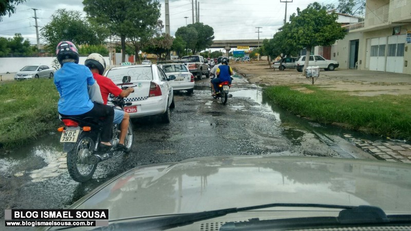 Moradores dos AboliÃ§Ãµes reclamam de buraqueira e lamaÃ§al prÃ³ximo ao viaduto 