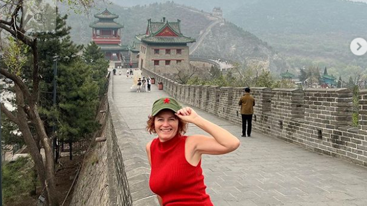 Isolda posa para fotos na Grande Muralha da China