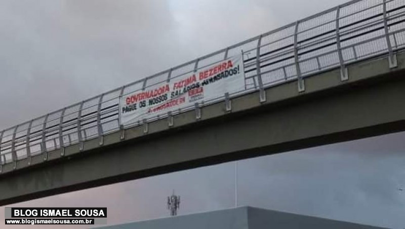 Servidores espalham faixas cobrando da governadora salÃ¡rios atrasados