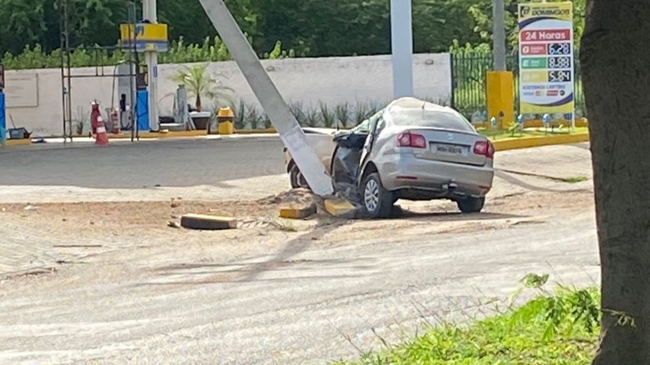 Grave acidente na Avenida Abel Coelho deixa condutor preso às ferragens