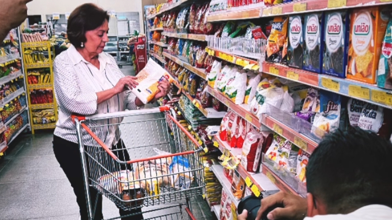 Rosalba trabalha marketing e vira ‘garota propaganda’ de supermercado