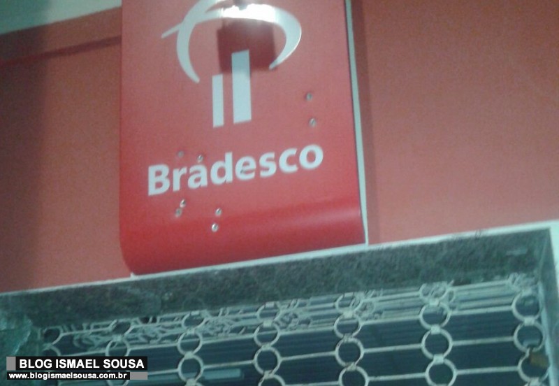 Bandidos explodem caixa de banco e atiram em lojas no Alto do Rodrigues