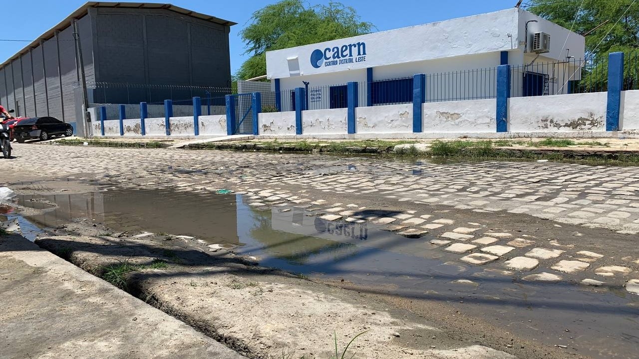 Seboseira da Caern em frente a escritório da Caern