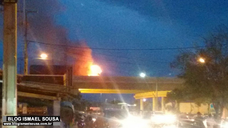 Carreta pega fogo em cima do viaduto dos AboliÃ§Ãµes