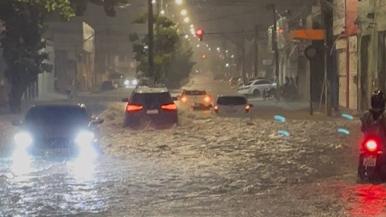 Chuva intensa provoca alagamentos e deixa carros ilhados em Mossoró