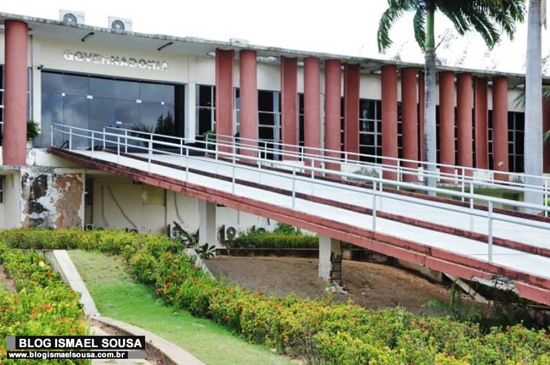Servidores ainda nÃ£o sabem quando o Governo vai pagar mais de R$ 725 milhÃµes em salÃ¡rios atrasados