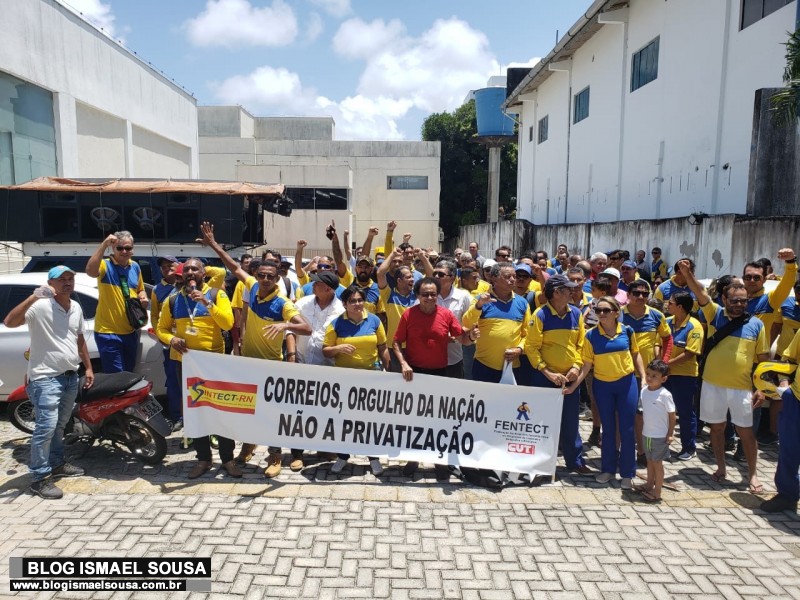 FuncionÃ¡rios dos Correios cruzam os braÃ§os