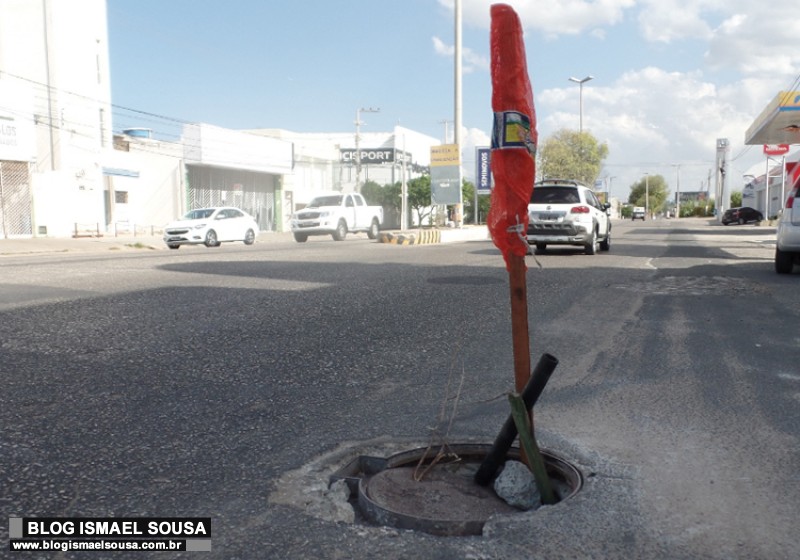 Buraco Ã© sinalizado com pedaÃ§o de pau na Avenida Presidente Dutra