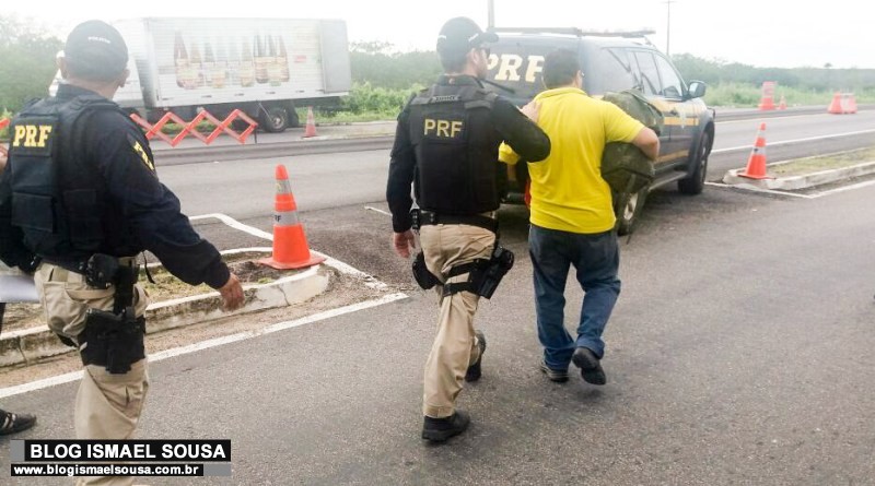 Motorista Ã© preso apÃ³s fazer alerta de fiscalizaÃ§Ã£o policial em MossorÃ³