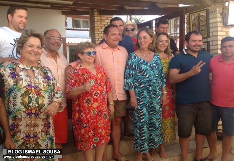 Em meio ao caos no RN, polÃ­ticos tradicionais se confraternizam em Tibau-RN