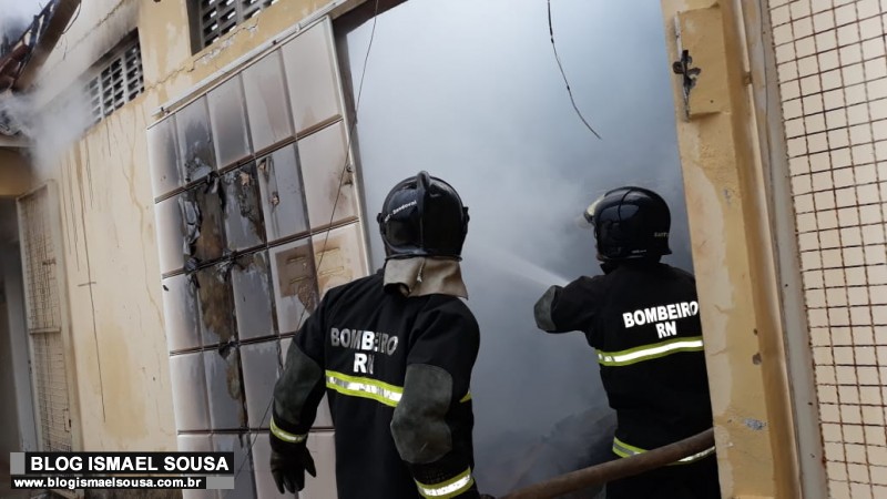 IncÃªndio atinge depÃ³sito da Secretaria de Agricultura no Mercado do Bode em MossorÃ³