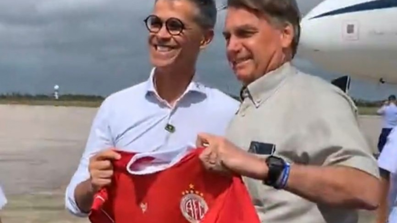 Coronel Azevedo presenteia Bolsonaro com camisa do América e time avança: 'Deu sorte'