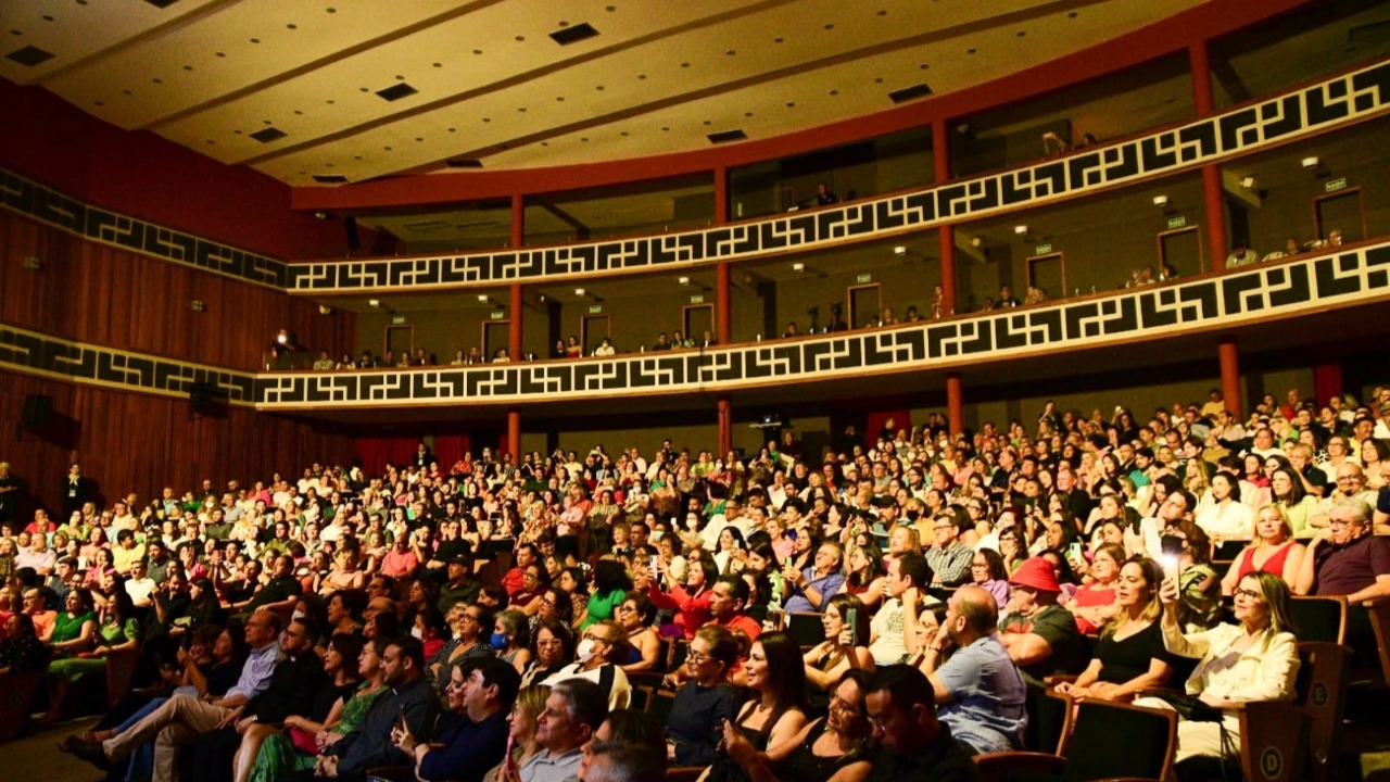 Teatro Dix-huit Rosado recebe grande público em primeiro show após reforma