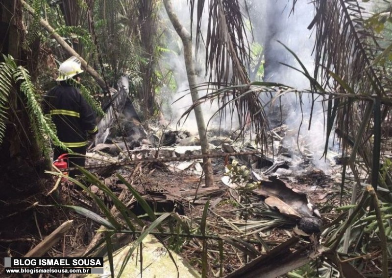 AviÃ£o de pequeno porte cai em Manaus; cinco morrem e um homem sobrevive