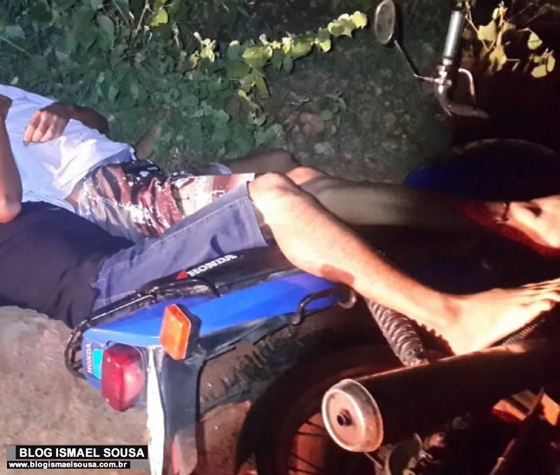 Dois homens sÃ£o mortos enquanto trafegavam de moto em estrada de barro no Bom Jesus