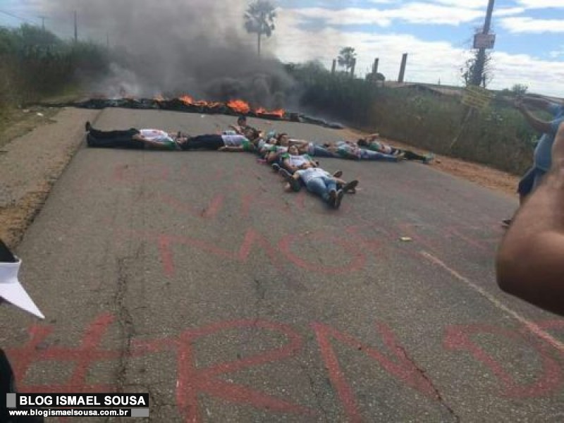 Moradores de IpanguaÃ§u formam cruz humana simbolizando mortes na RN-118