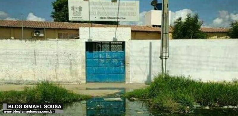 Vereadores fiscalizam esgoto a cÃ©u aberto em frente Ã  escola em MossorÃ³