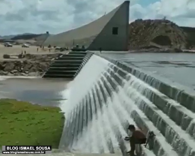 Barragem de Oiticica amanhece sangrando