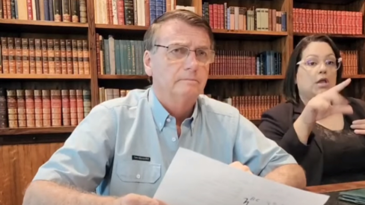 Bolsonaro critica tentativa de ato terrorista em última live como presidente