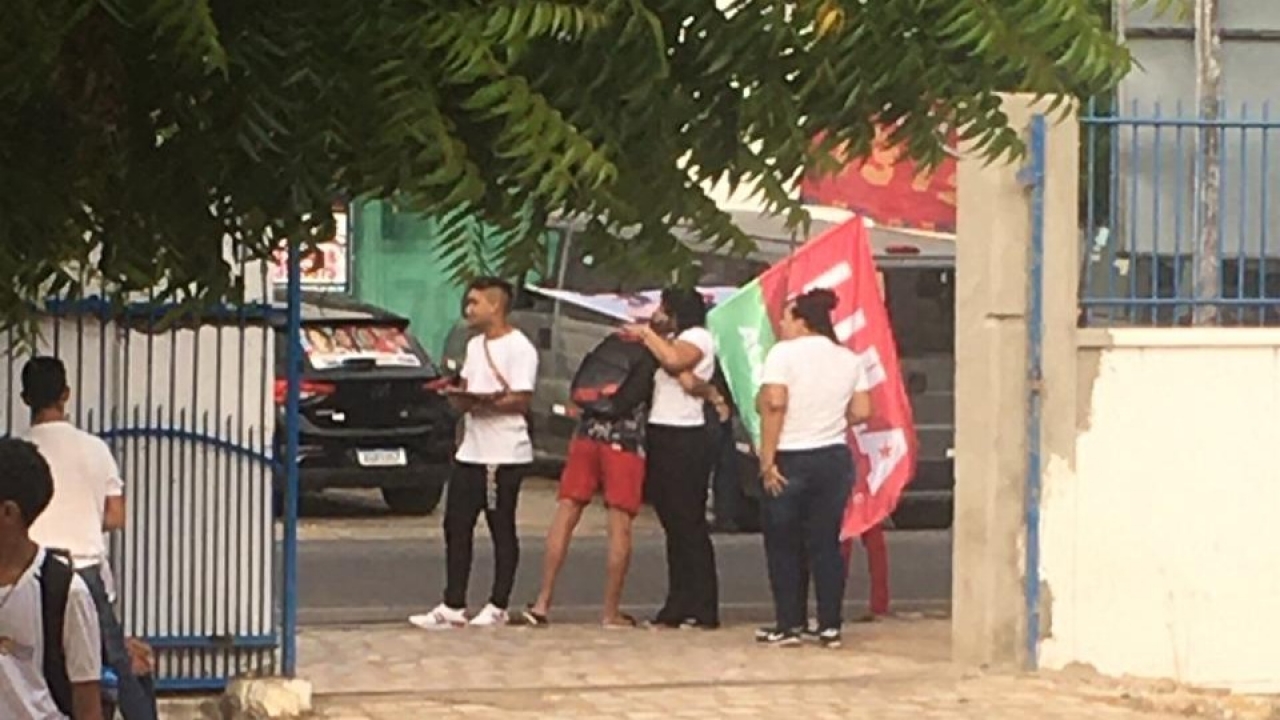 Candidatas do PT fazem campanha nas portas das escolas públicas de Mossoró