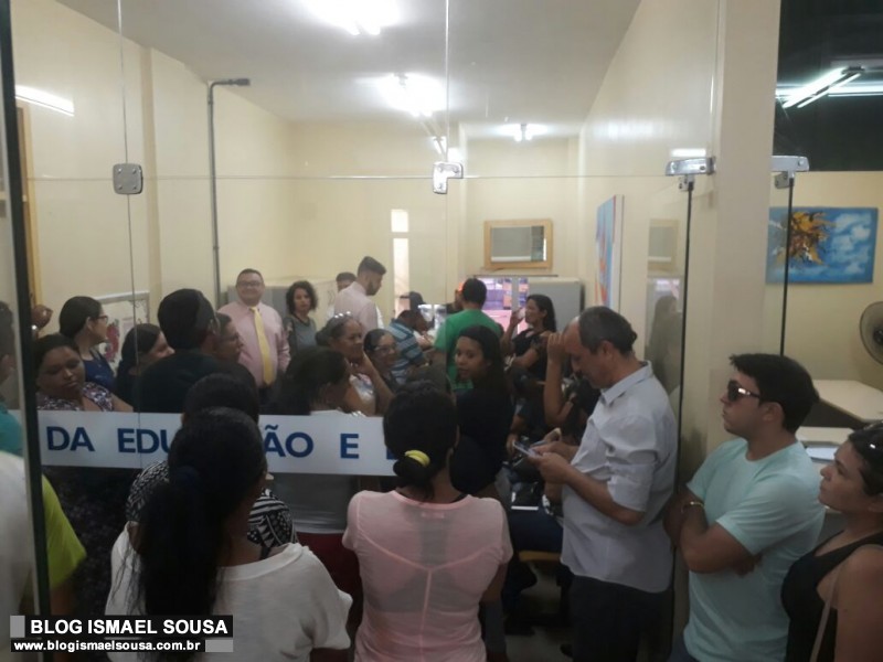 Pais e alunos ocupam Secretaria de EducaÃ§Ã£o e exigem retorno das aulas