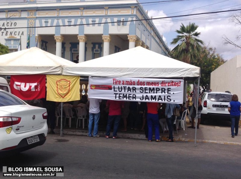 Servidores do municÃ­pio ocupam Prefeitura em protesto contra atraso de salÃ¡rios