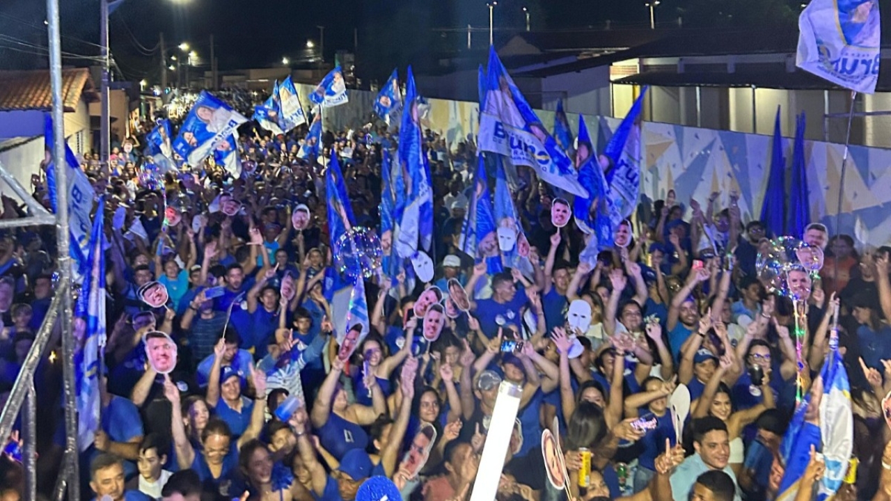 'Tsunami Azul' nas ruas de Patu confirma a vitória de Bruno de Carrapicho e Kaká