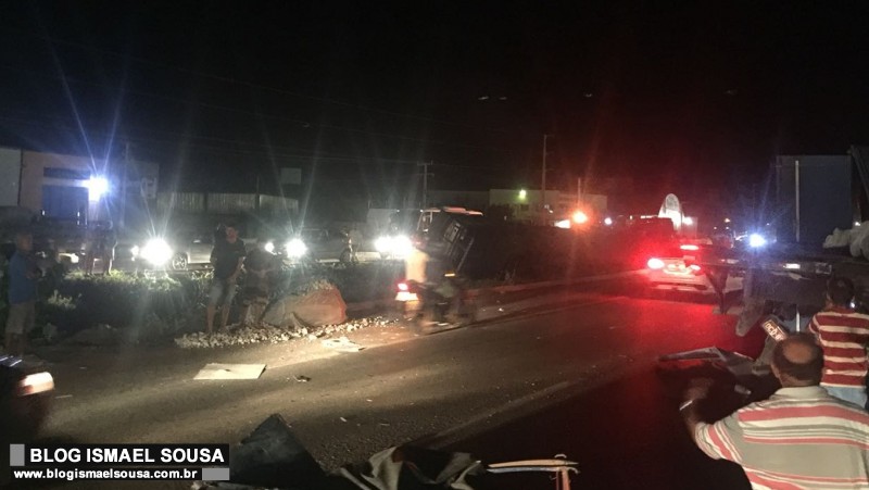 Duas carretas colidem no contorno em frente Ã  RodoviÃ¡ria de MossorÃ³