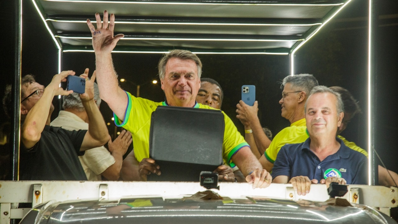 Com bom resultado no 1º turno, Bolsonaro mantém atenção na reta final