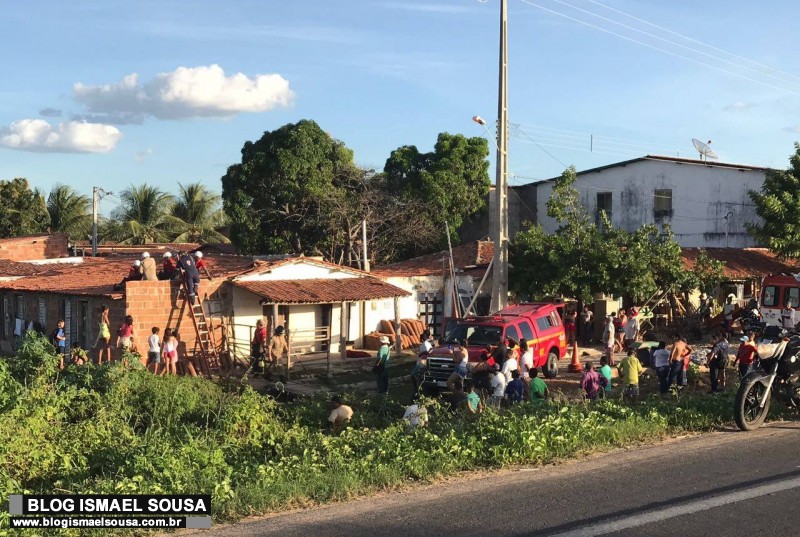 Bombeiros sÃ£o mobilizados para resgatar homem que teve mal sÃºbito em telhado de residÃªncia