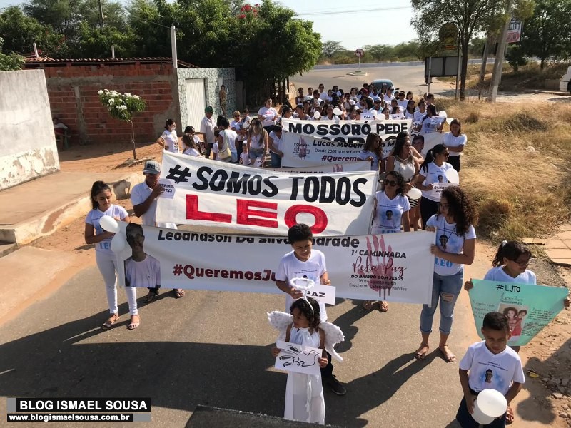 Por LÃ©o e pelas demais vÃ­timas da violÃªncia, populaÃ§Ã£o sai em caminhada pedindo paz
