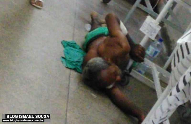 Paciente Ã© atendido no chÃ£o no corredor do Hospital TarcÃ­sio Maia em MossorÃ³