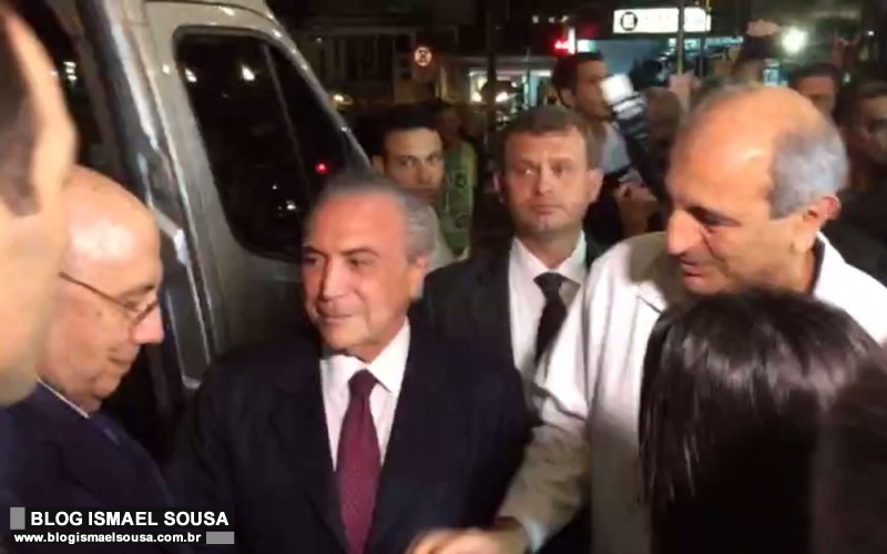 Temer Ã© recebido sob gritos de "assassino" e "golpista" no Hospital SÃ­rio-LibanÃªs