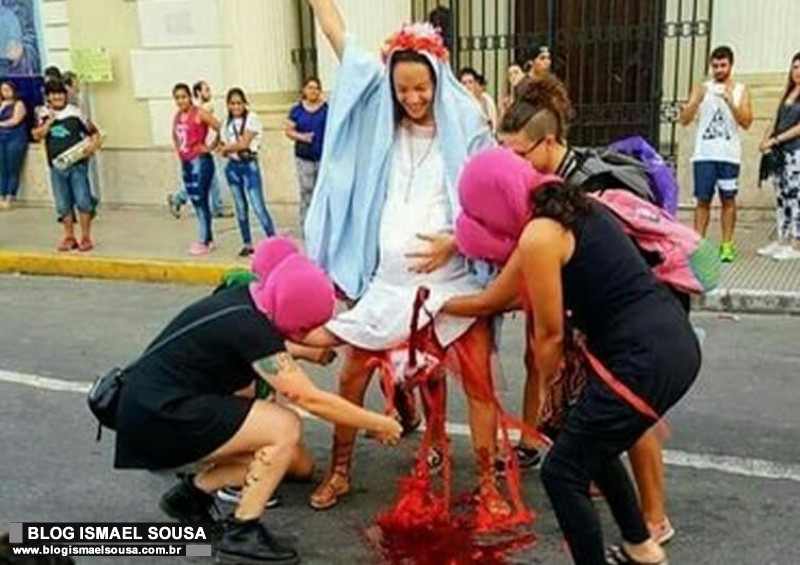 Feministas encenam â€œaborto de Jesusâ€ em frente Ã  Igreja CatÃ³lica