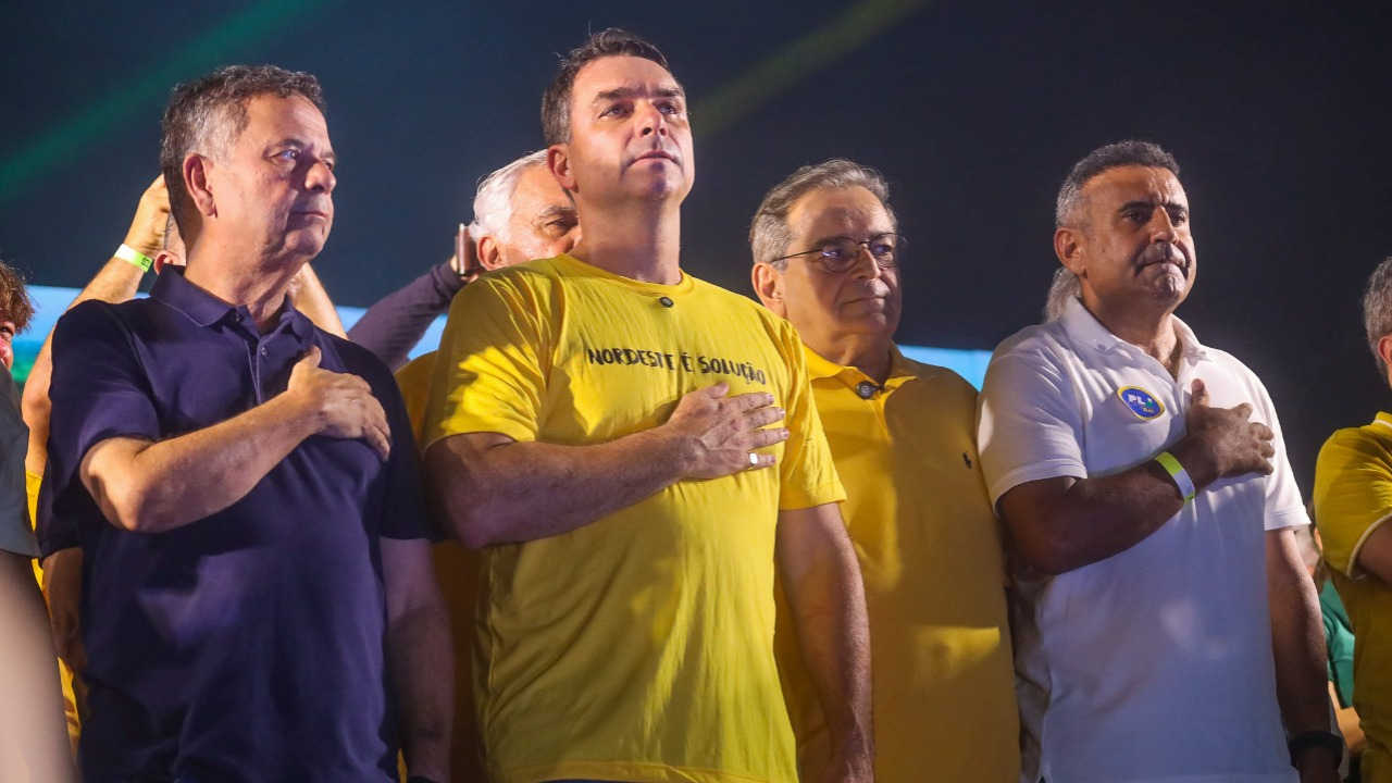 Flávio Bolsonaro supera Lula e assume liderança do segundo turno, aponta AtlasIntel